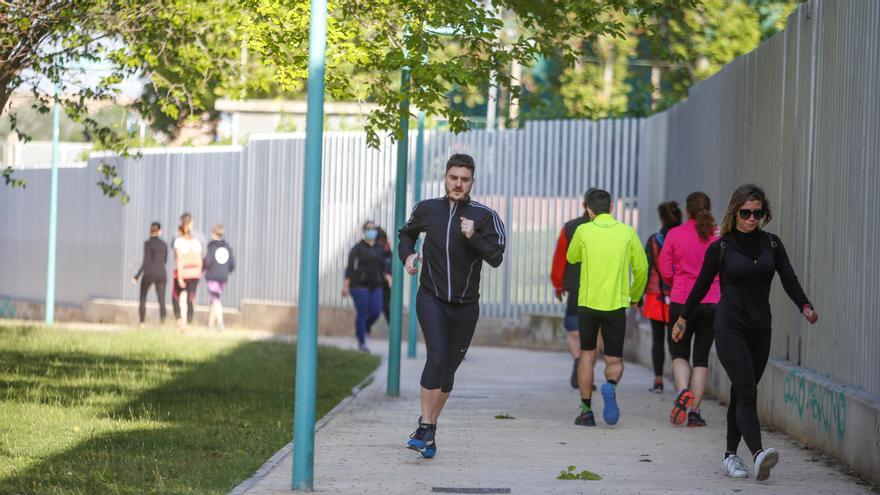 Los deportistas buscan espacios abiertos para entrenar como los parques y riberas de la ciudad.