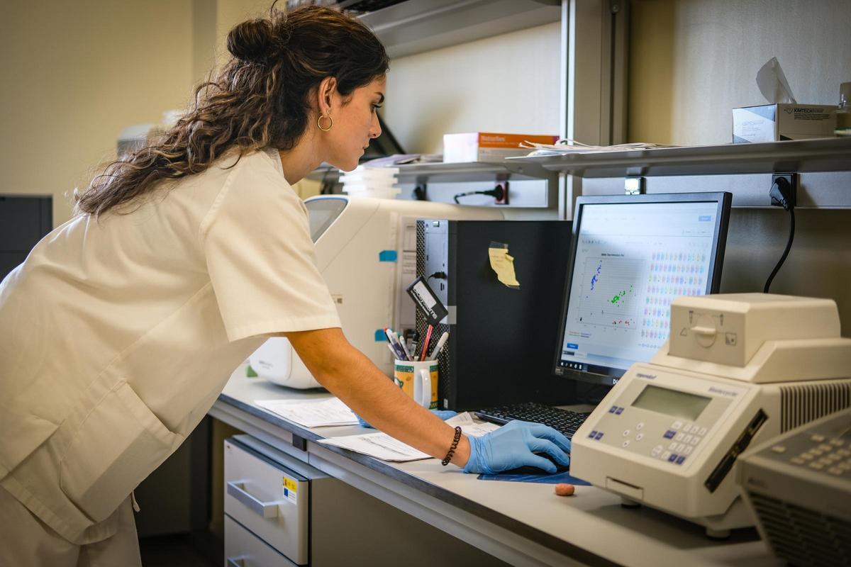 Una investigadora del proyecto, en el universitario de Badajoz.