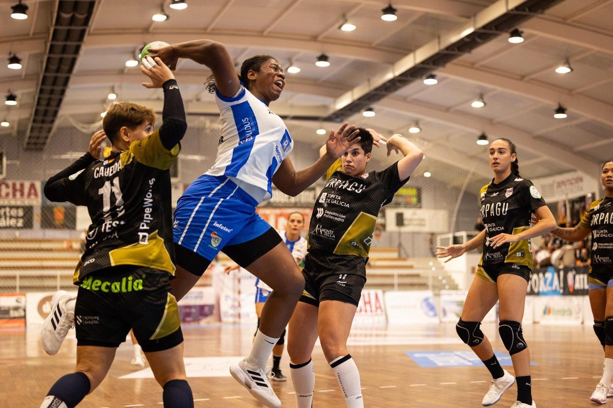 Una acción en el último liguero entre los dos equipos.