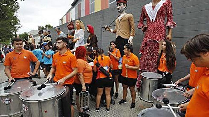 Cercavila dels gegants pels carrers de Salt.