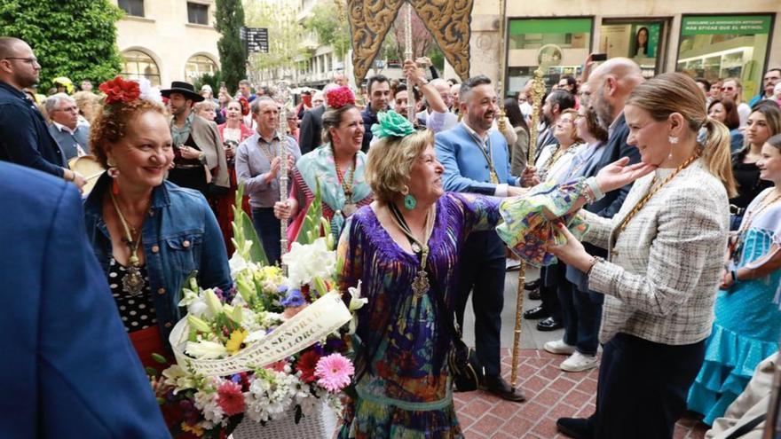 Ofrenda floral en la despedida de la Virgen de la Salud.