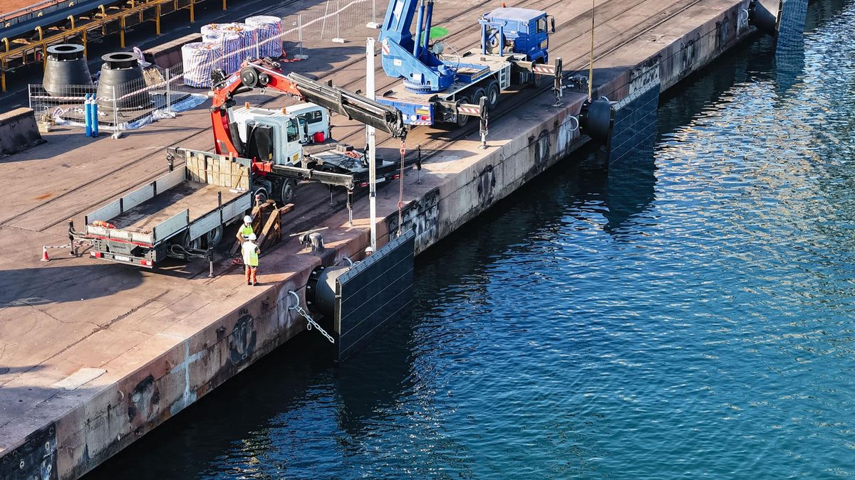La instalación de las nuevas defensas en el muelle de Catalunya del Port de Tarragona ya ha empezado.