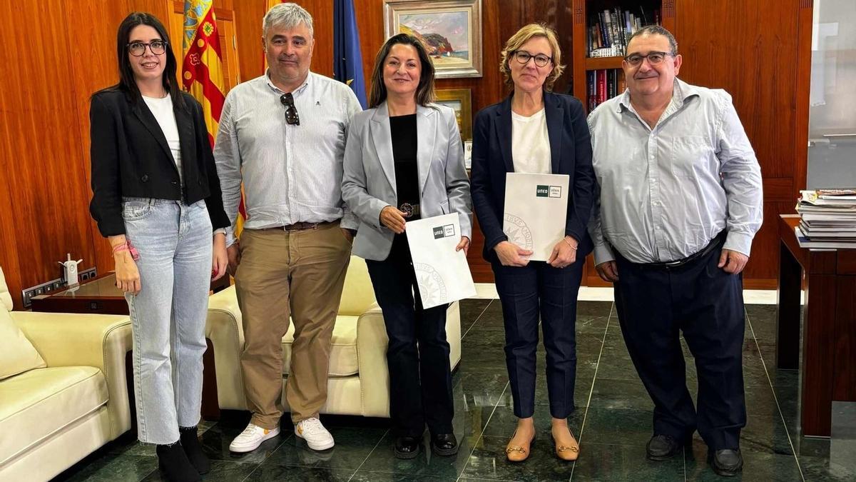 Representantes de al UNED junto a la concejala Fátima Jarjor y la alcaldesa de Xàbia