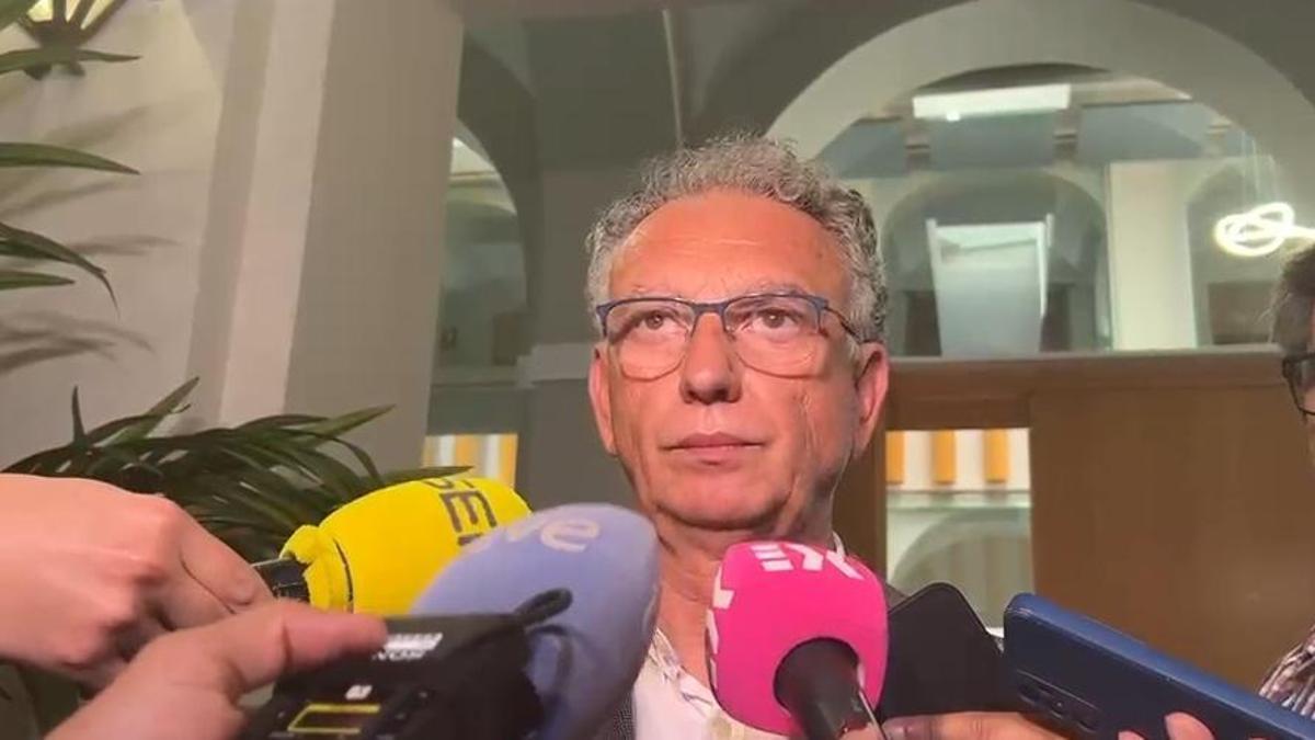 El delegado del Gobierno en Extremadura, José Luis Quintana, atendiendo a los medios de comunicación.