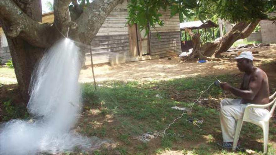 Un pescador camerunés del barrio Bwambe preparando las redes donadas por Somos Anti Xenofobia de Sax.