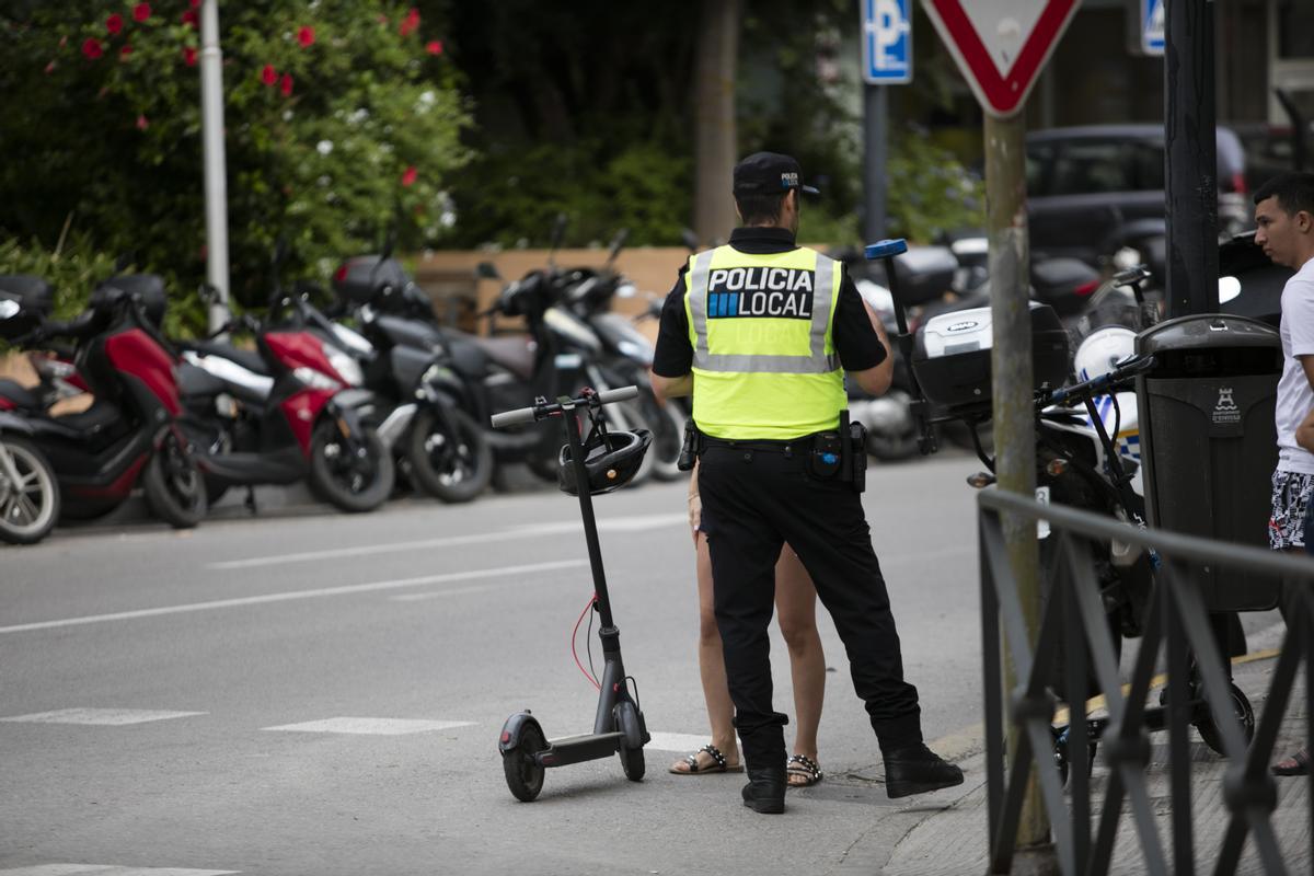 Policía Local con una conductora de patinete, en Ibiza.