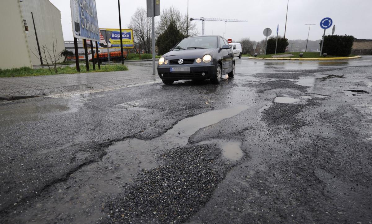 Estado del firme en la Rolda Leste, cerca de la rotonda de la carretera de Rodeiro. | BERNABÉ/JAVIER LALÍN