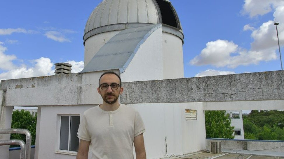 Víctor Manuel Sánchez en el observatorio del campus de Badajoz de la Uex.