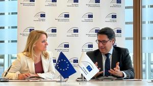 La consellera Mas Guix y el vicepresidente del BEI, Ricardo Mourinho Félix, durante la firma del préstamo