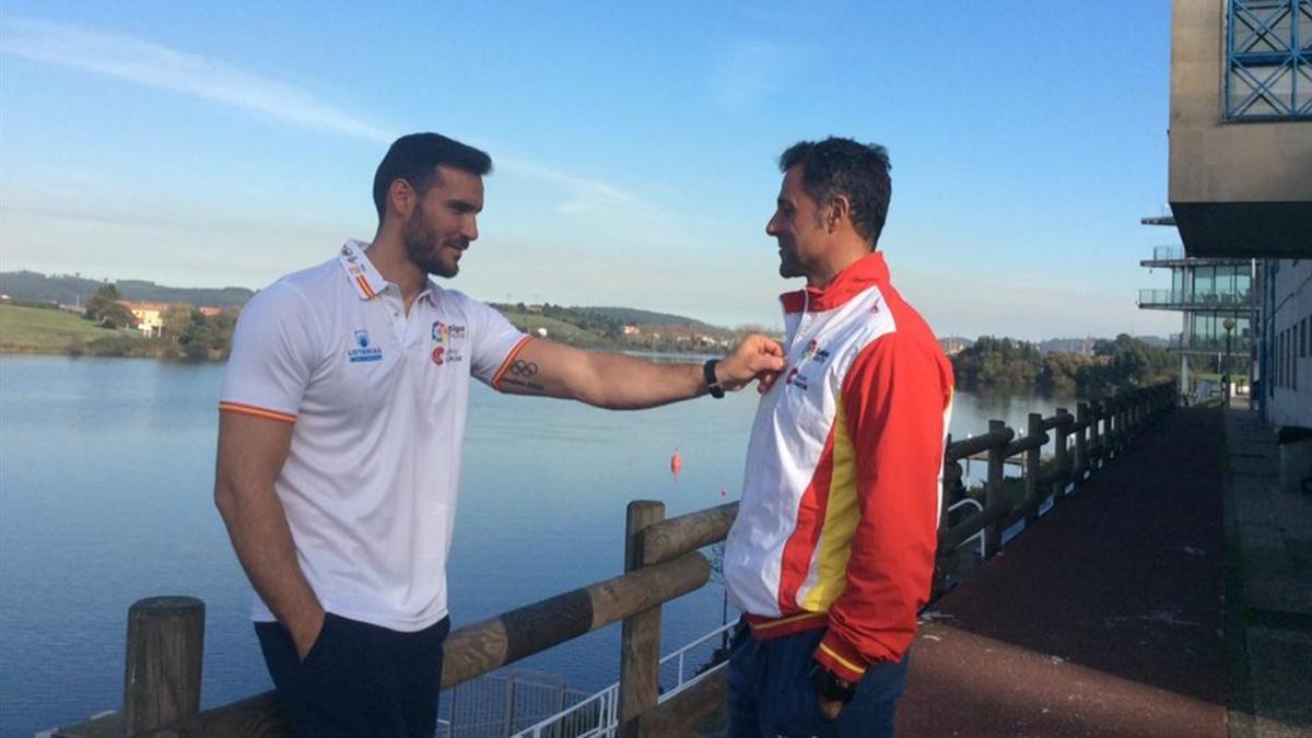 Saúl Craviotto con su entrenador Miguel García en Asturias