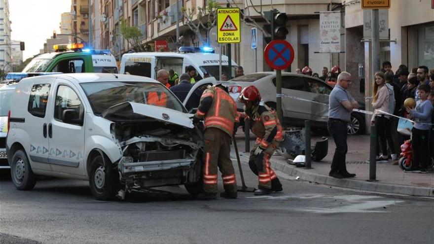 Un conductor ebrio embiste a otro coche y revienta un portal en Castellón