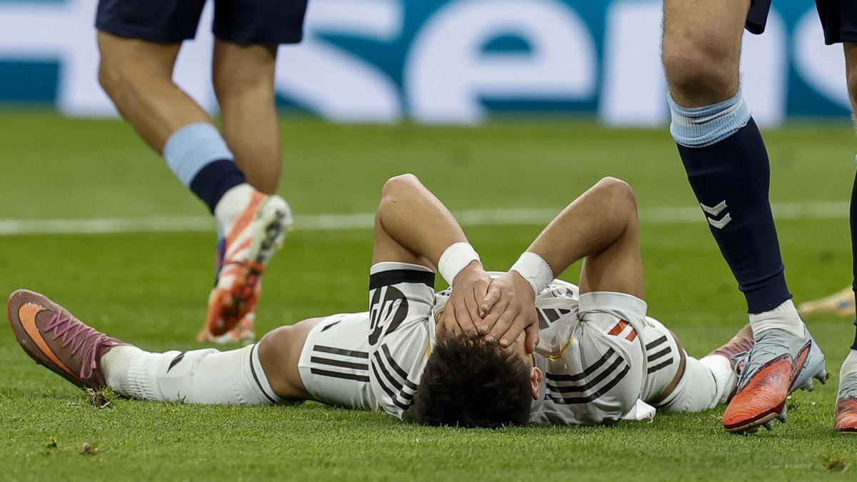 Arda Güler, jugador del Real Madrid, se lamenta durante el partido contra el Celta.