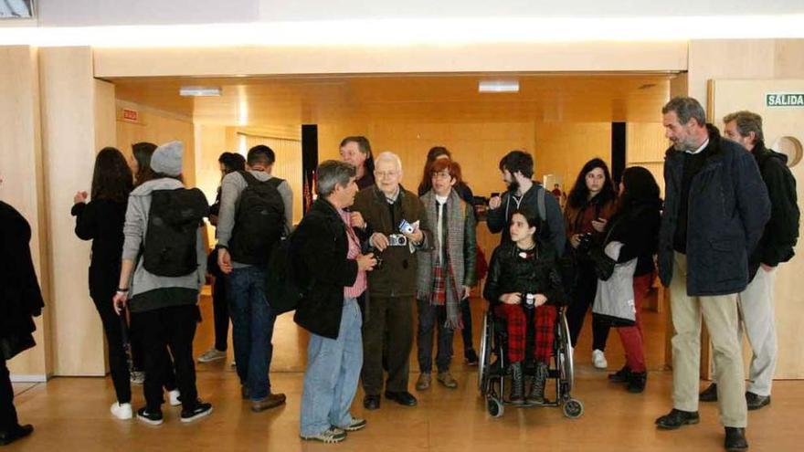 Los alumnos se preparan para una foto de familia junto al diputado Juan Dúo.