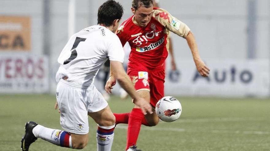 Luis Morán trata de superar a Asenjo en el amistoso de 2011 jugado en el Nuevo Ganzábal.