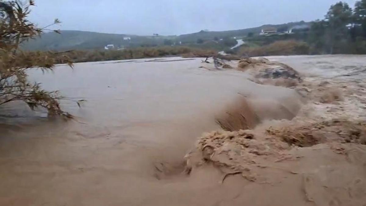 La borrasca Francis provoca el desbordamiento del río Grande a su paso por Guaro, Málaga