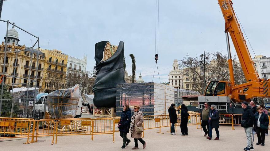 La falla municipal ya se levanta en la plaza del Ayuntamiento