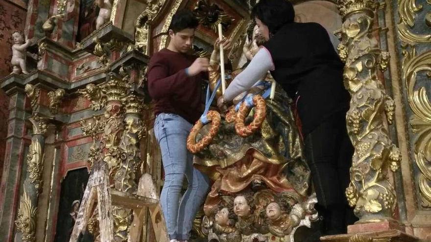 Toresanos adornan la imagen de la Virgen de las Candelas con las roscas de los quintos