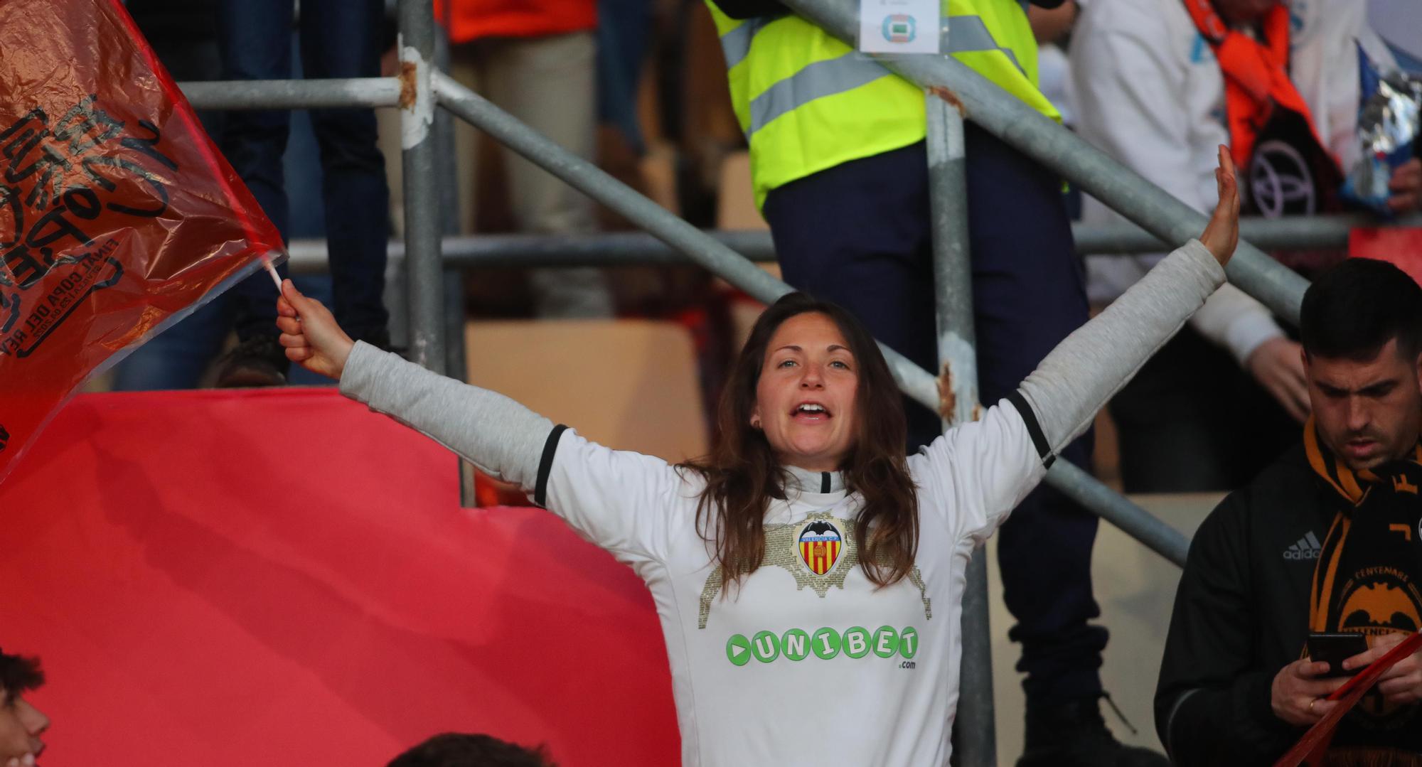 La afición valencianista llena de color el estadio de La cartuja