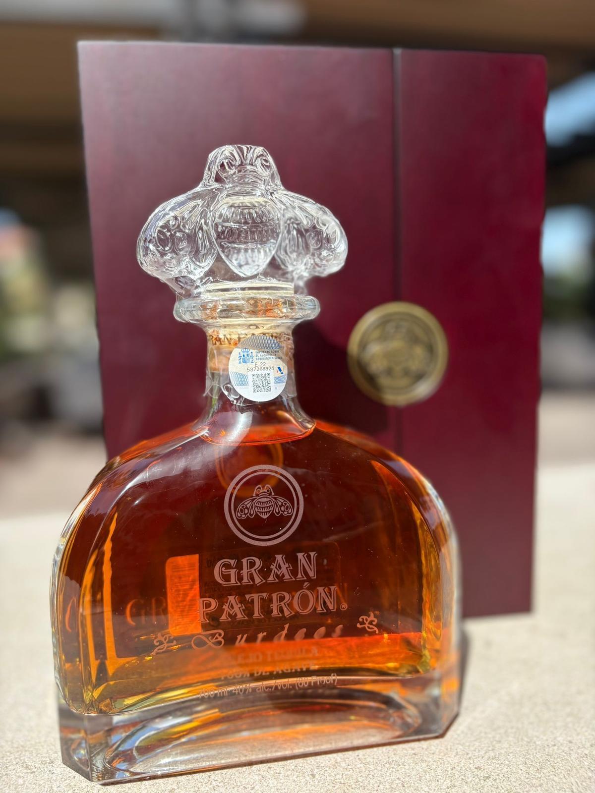 Tequila Gran Patrón Burdeos del Kabuki, única botella que hay en la isla. En casas de particulares "igual hay alguna", dice Lucio.