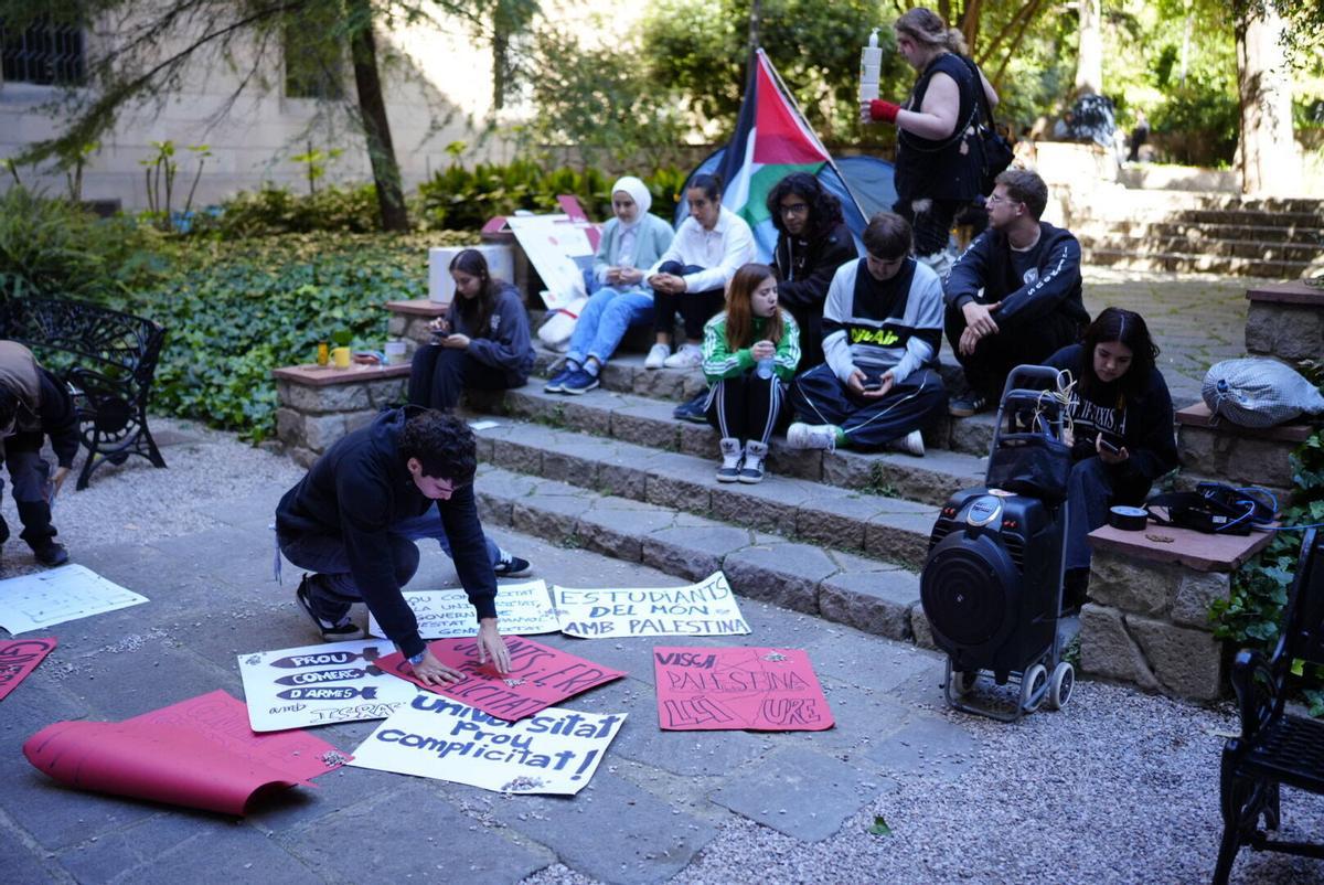 Acampada en apoyo a Palestina en la UB del Raval