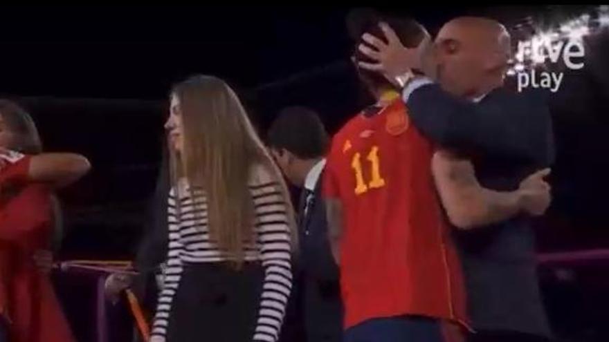 Así fue el beso que le dio Luis Rubiales a Jenni Hermoso