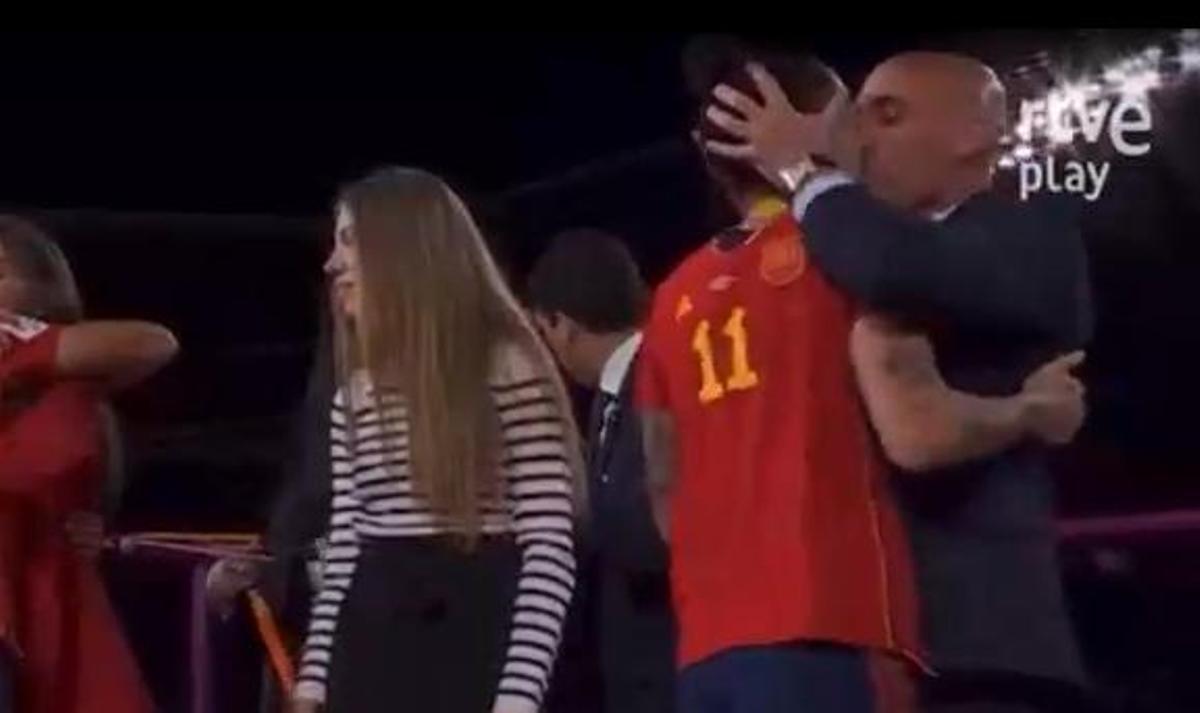 Así fue el beso que le dio Luis Rubiales a Jenni Hermoso