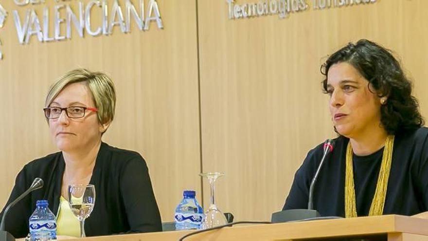 La consellera de Vivienda, María José Salvador, y la directora general de Turismo, Raquel Huete, ayer en Benidorm.