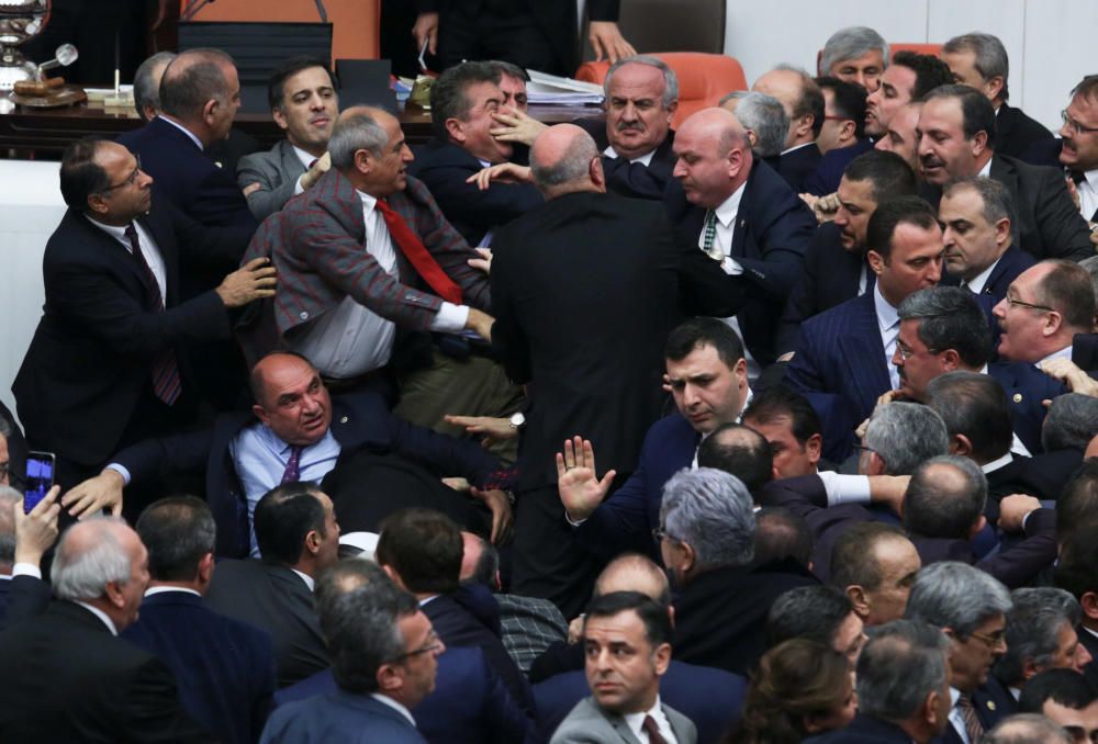 Miembros del Parlamento turco en Ankara, Turquía, llegan a los golpes el pasado jueves 12 de enero.