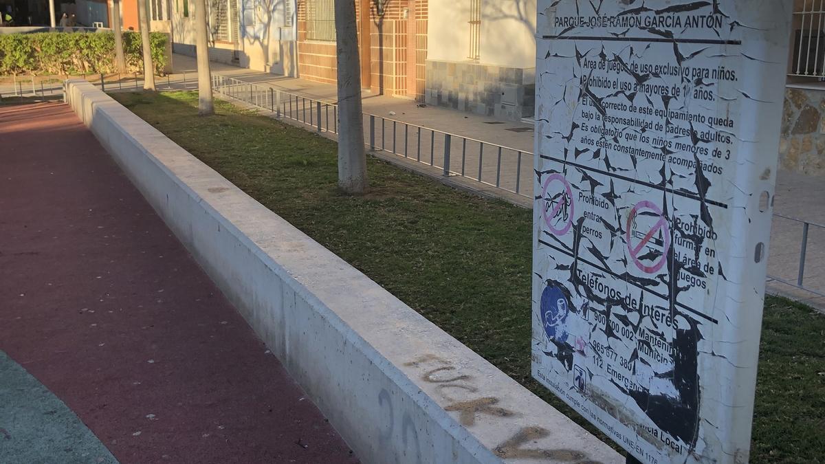 Cartel deteriorado en el parque José Ramón García Antón.