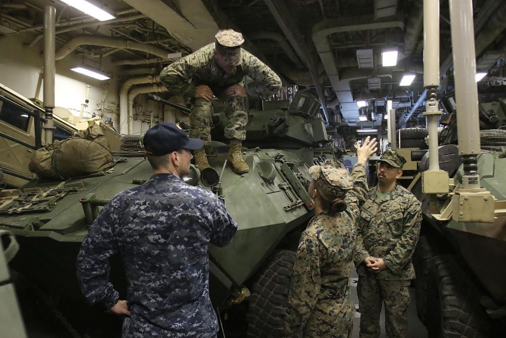 El portaaeronaves americano Iwo Jima atraca en el puerto de Málaga