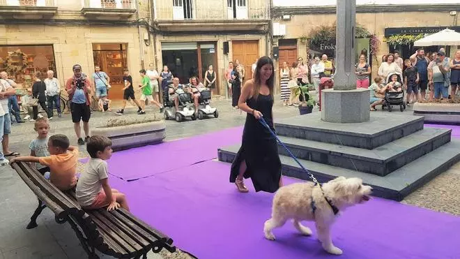 Villaviciosa se lo lleva de calle: ferias, desfiles y comercio al aire libre en un fin de semana de mucho turismo
