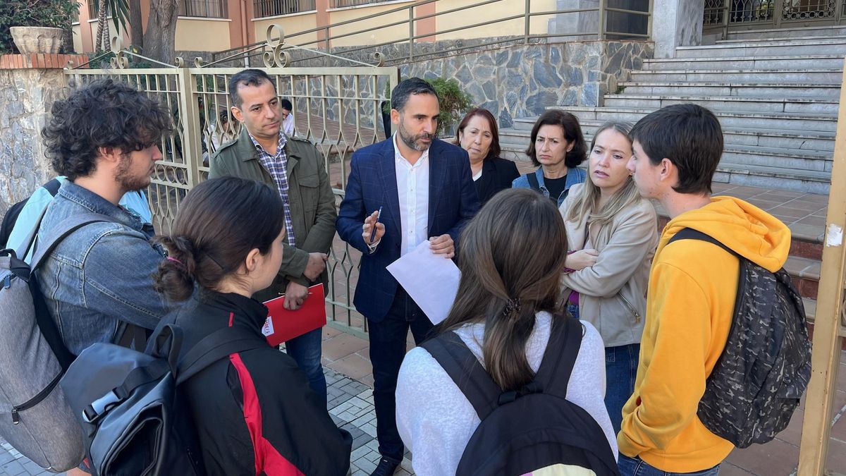 Dani Pérez, frente al Conservatorio Superior de Música con alumnos y profesores del centro