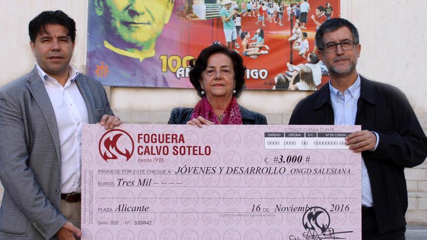 Momento de la entrega del importe recaudado por la Hoguera Calvo Sotelo para la Asociación de la Obra Salesiana