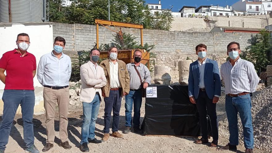 Encuentran dos basas romanas en las obras de la ladera de La Villa de Cabra