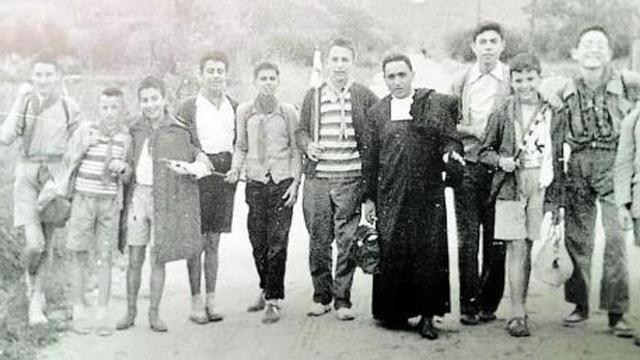 Durant una sortida amb un grup d'estudiants l'any 1957, encara vestit amb l'hàbit dels germans de La Salle.