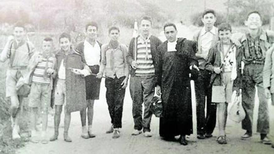 Durant una sortida amb un grup d&#039;estudiants l&#039;any 1957, encara vestit amb l&#039;hàbit dels germans de La Salle.
