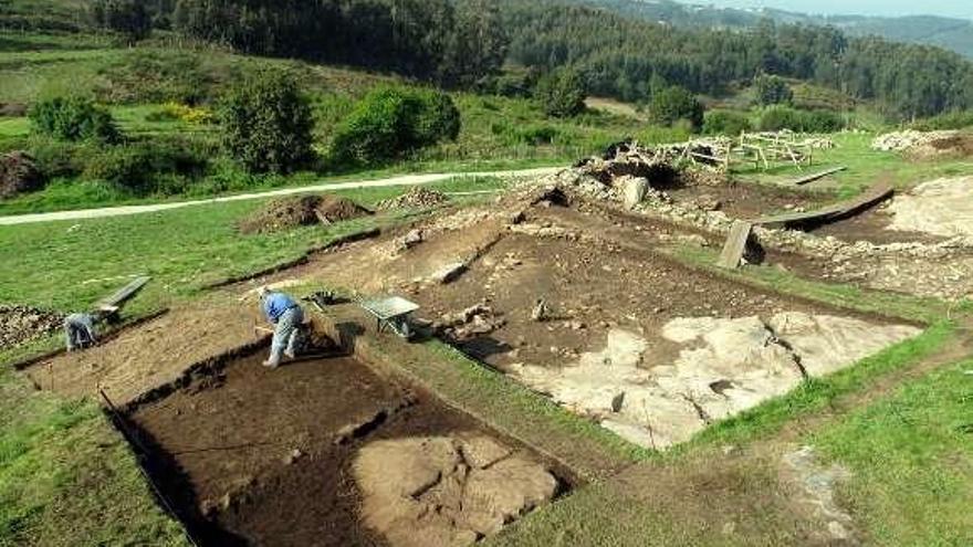 Trabajos realizados durante una fase del proyecto en el castro. / la opinión