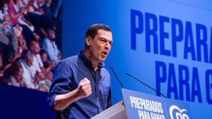 El presidente de la Junta de Andalucía y del PP-A, Juanma Moreno, en la clausura del congreso del PP de Extremadura.