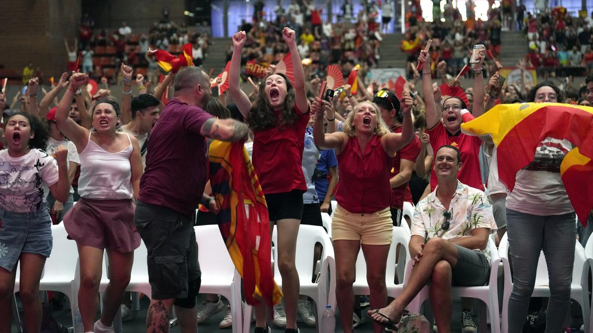 Seguidores de la selección española celebran el primer gol de España en el pabellón de la Vall d'Hebrón donde siguen la final del Mundial de Fútbol femenina