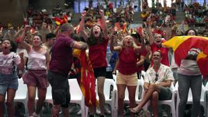 Seguidores de la selección española celebran el primer gol de España en el pabellón de la Vall d’Hebrón donde siguen la final del Mundial de Fútbol femenina 