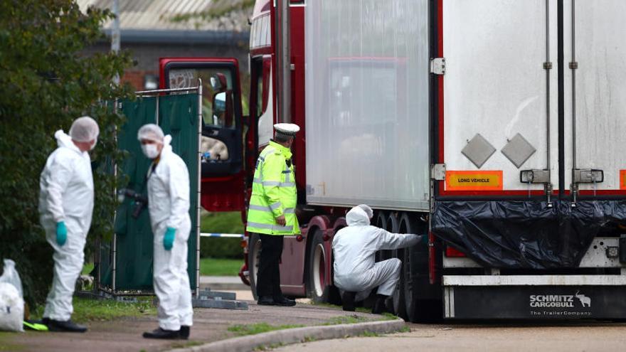 Agentes británicos inspeccionan el vehículo.