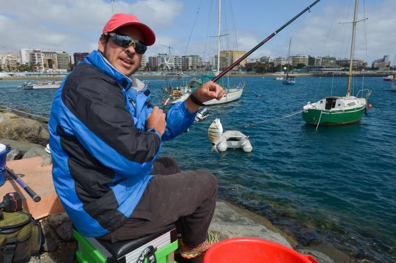 Pescadores de caña en el Muelle Deportivo