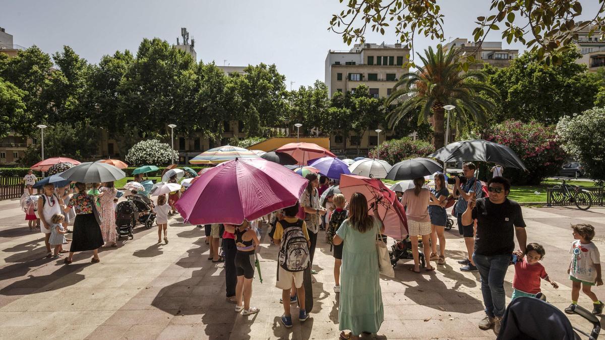 'Sombrillada' en 2022 para reclamar sombras en la plaza de los Patines.