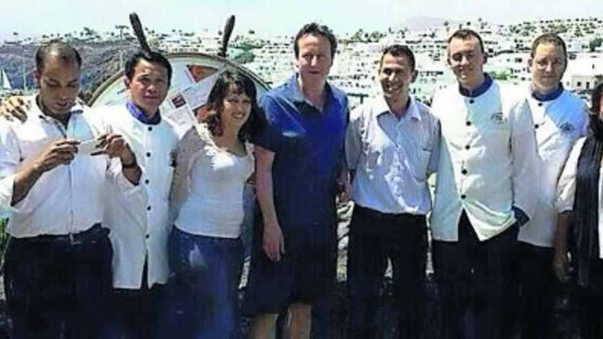 El ministro David Cameron y su familia, en la playa de Teguise