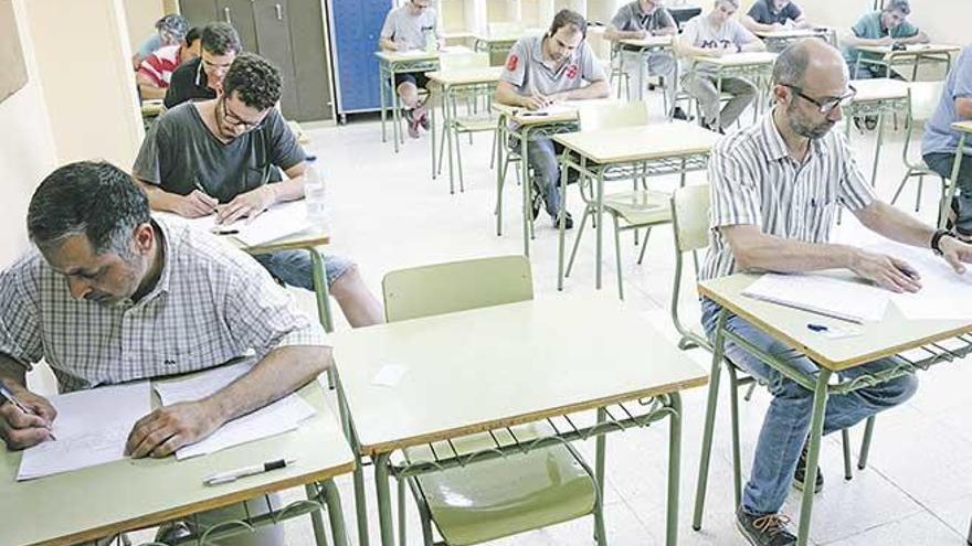 Inquietud entre miles de profesores interinos por las nuevas listas