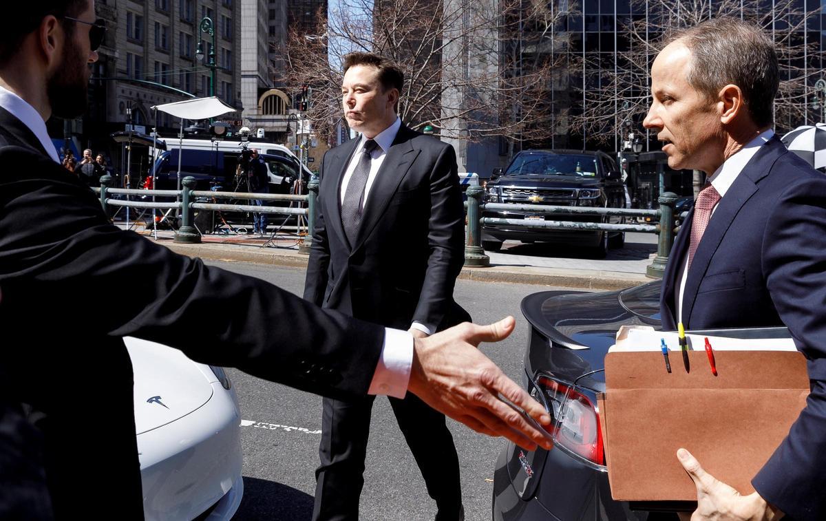 Musk confirma que paga la marca de verificación en Twitter de algunos famosos.