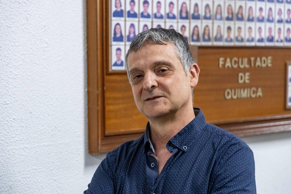 Sanmartín Matalobos, cunha orla da facultade de Química da USC detrás.