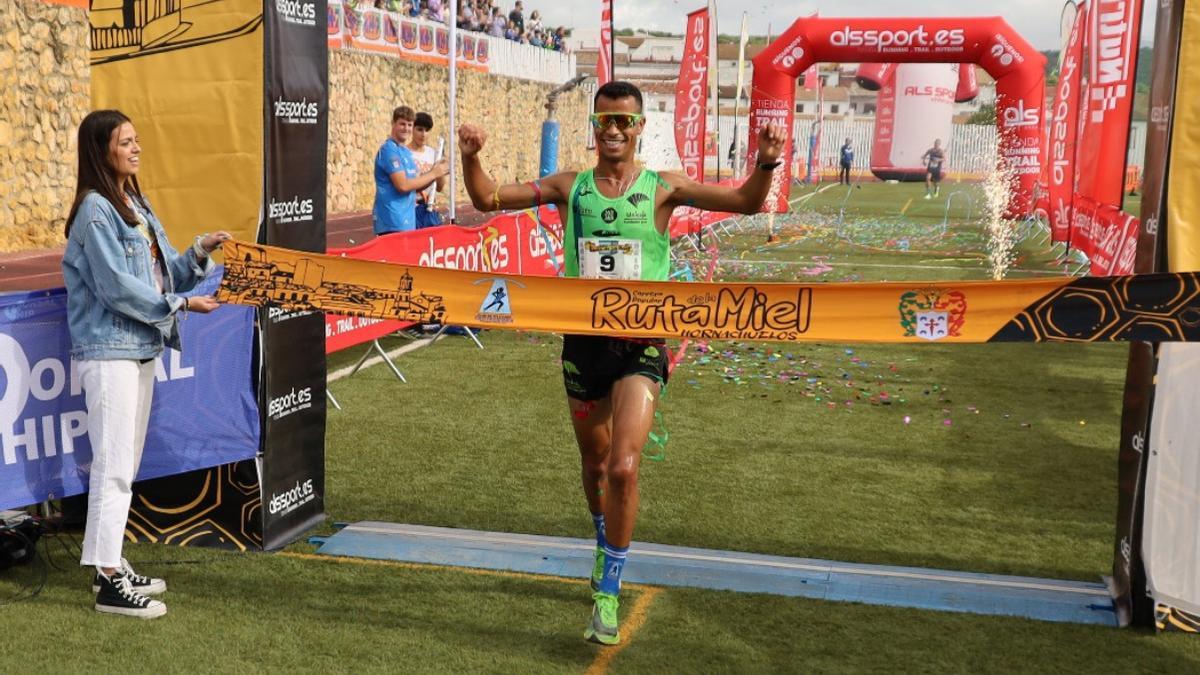 Mohamed Lansi celebra la victoria en la carrera Ruta de la Miel.