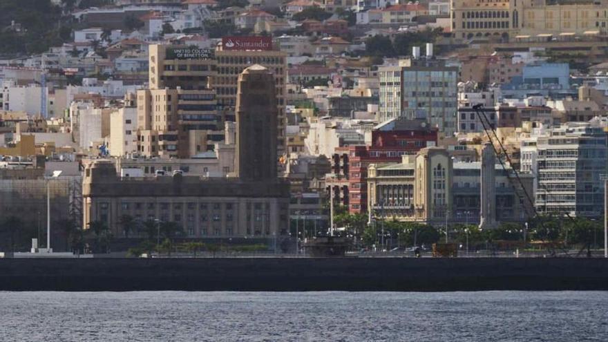 Panorámica de Santa Cruz de Tenerife desde el mar.