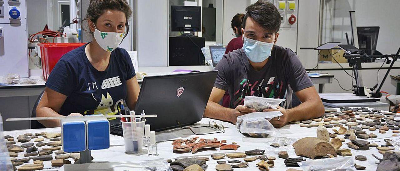 Investigadores del grupo de Arqueología procesan material recogido en la excavación de Armea.